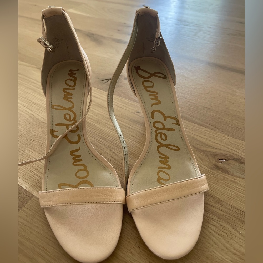 Comfortable heels… color is a creamy light pink..